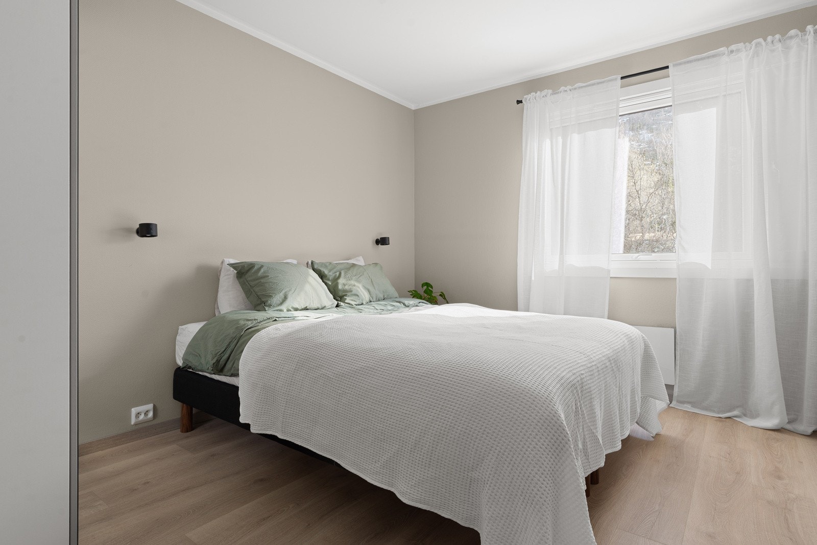 Soverom 4 av 4. God plass til dobbeltseng og øvrig møblement.