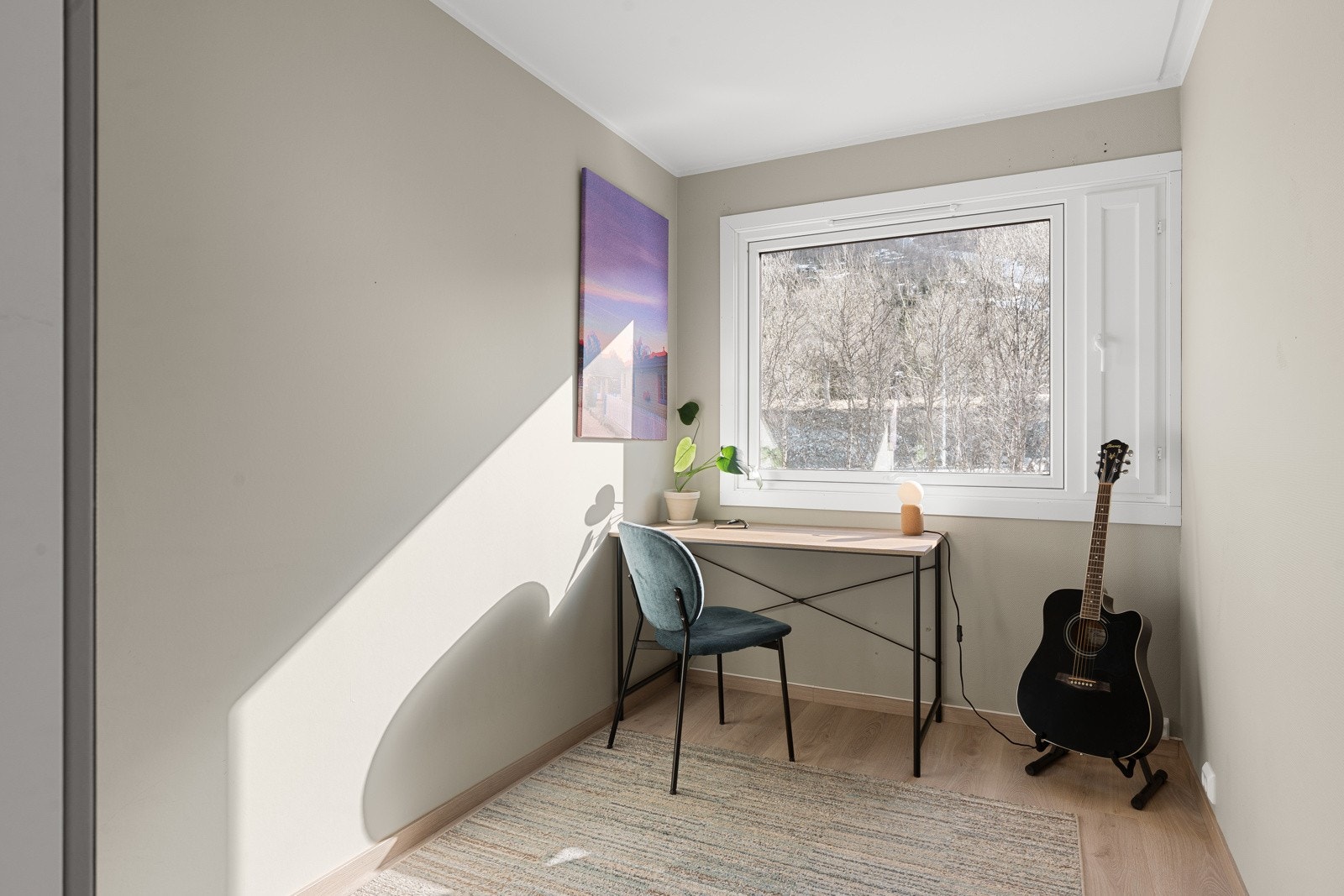 Soverom 2 av 4 egner seg godt til kontor, gjesterom eller walk-in garderobe. På byggegodkjente tegninger er dette en bod.