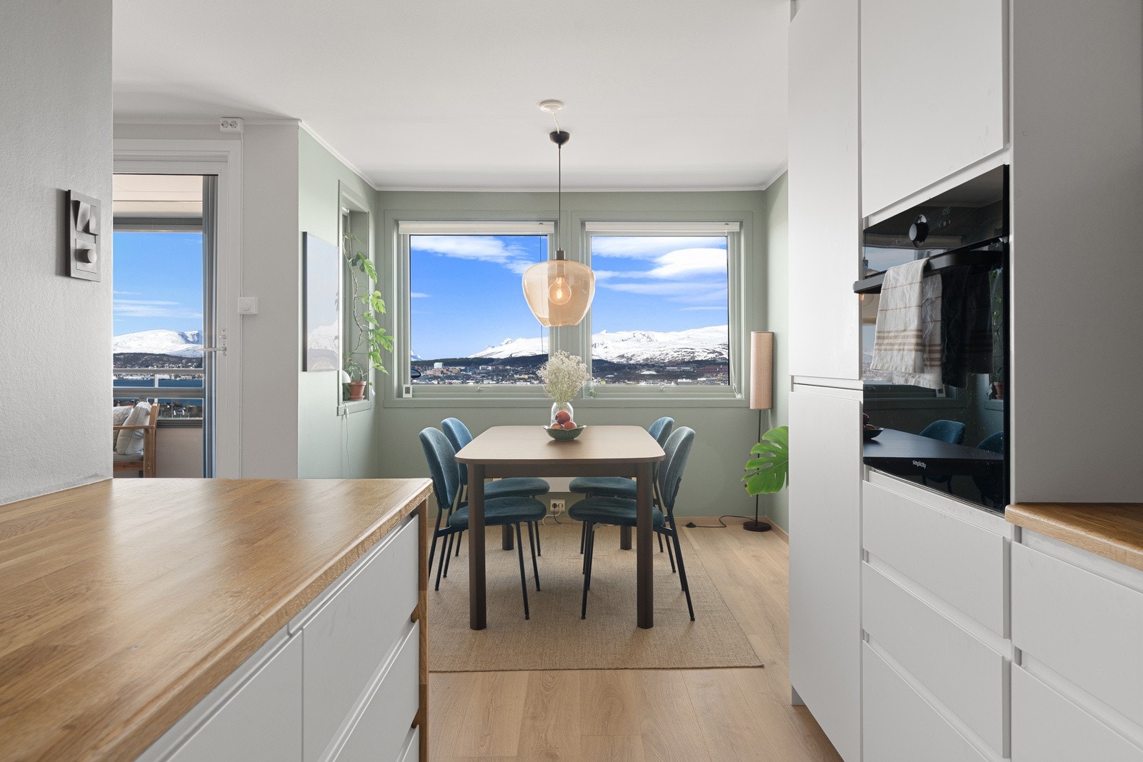 Det er plass til spisegruppe i kjøkkenet.