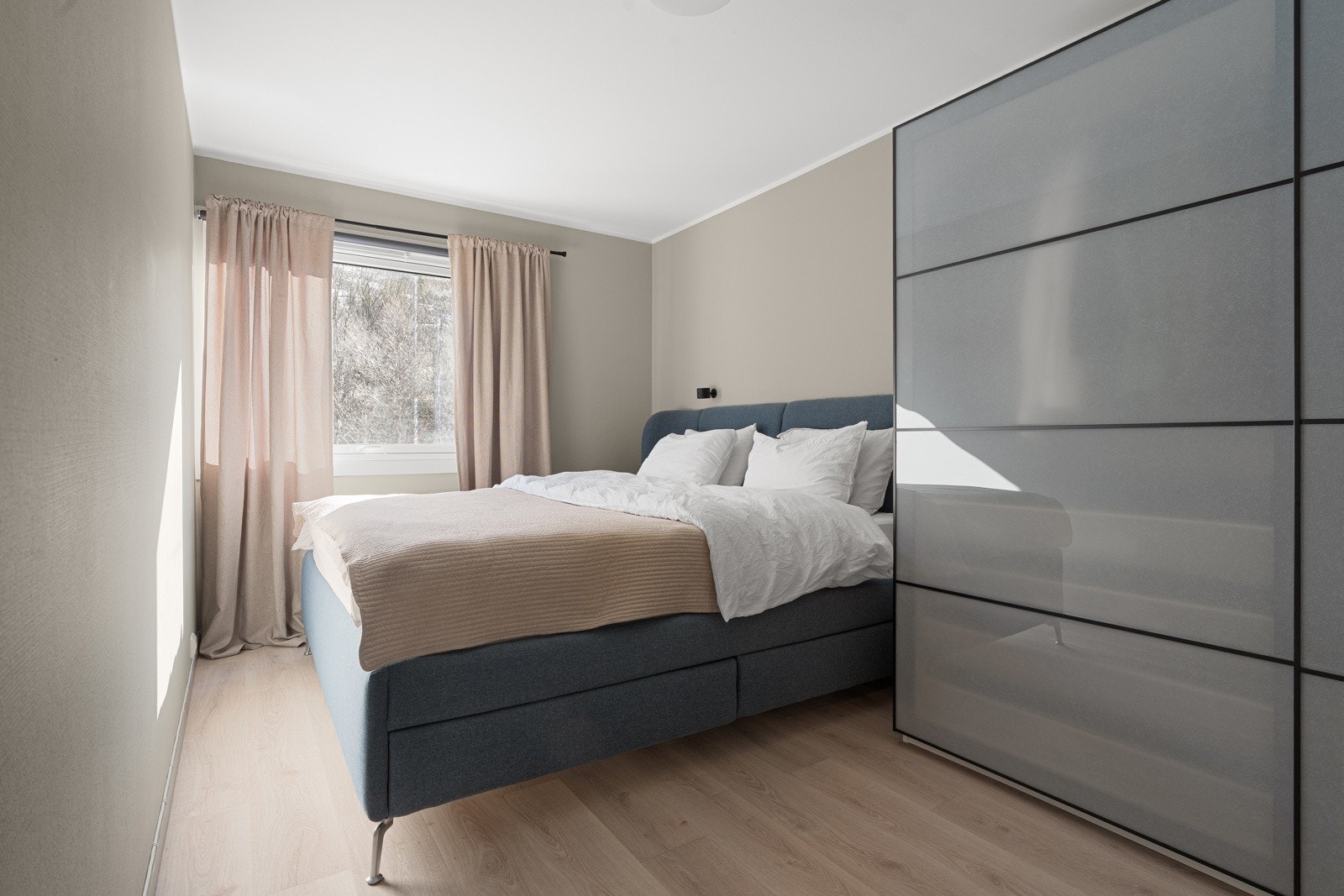 Soverom 1 av 4. Stort hovedsoverom med skyvedørsgarderobe.
