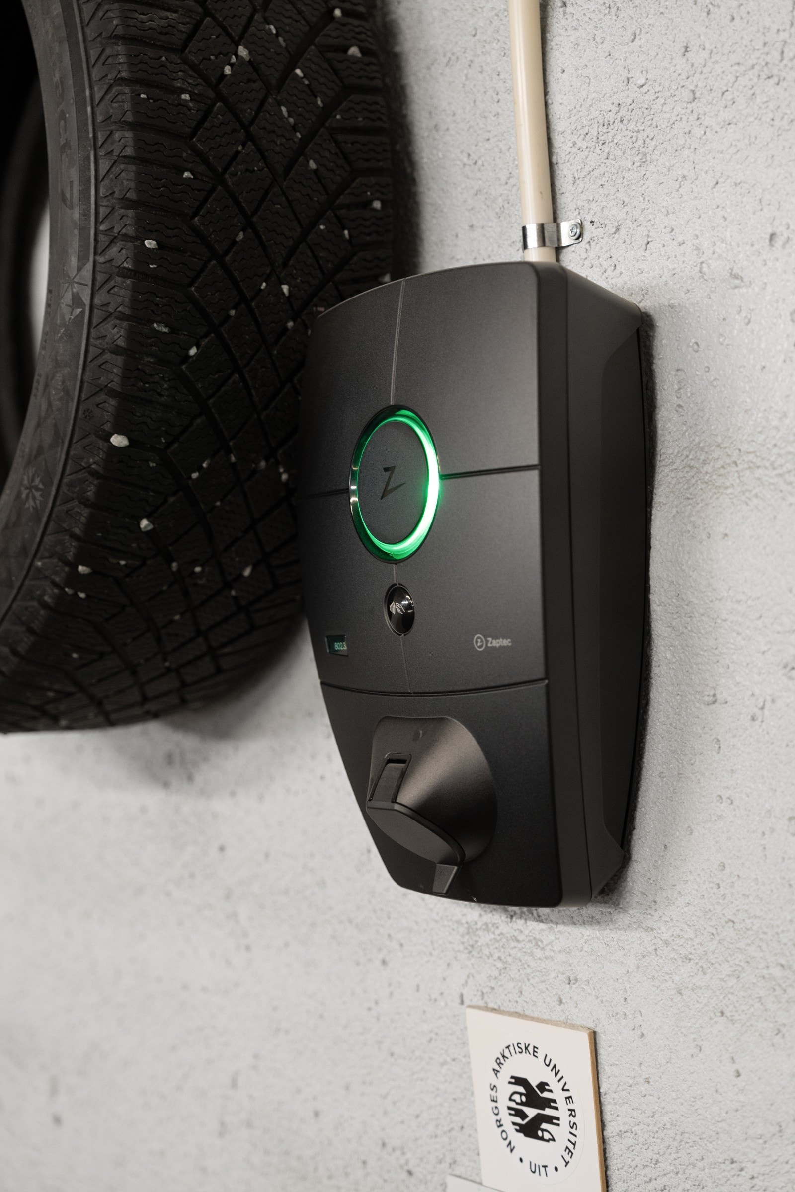 Det er montert elbil lader.