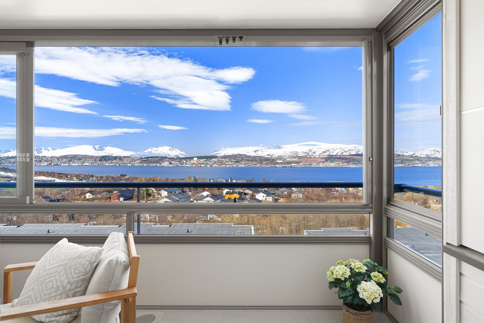 Nydelige sol- og utsiktsforhold fra nord til sør i vest!