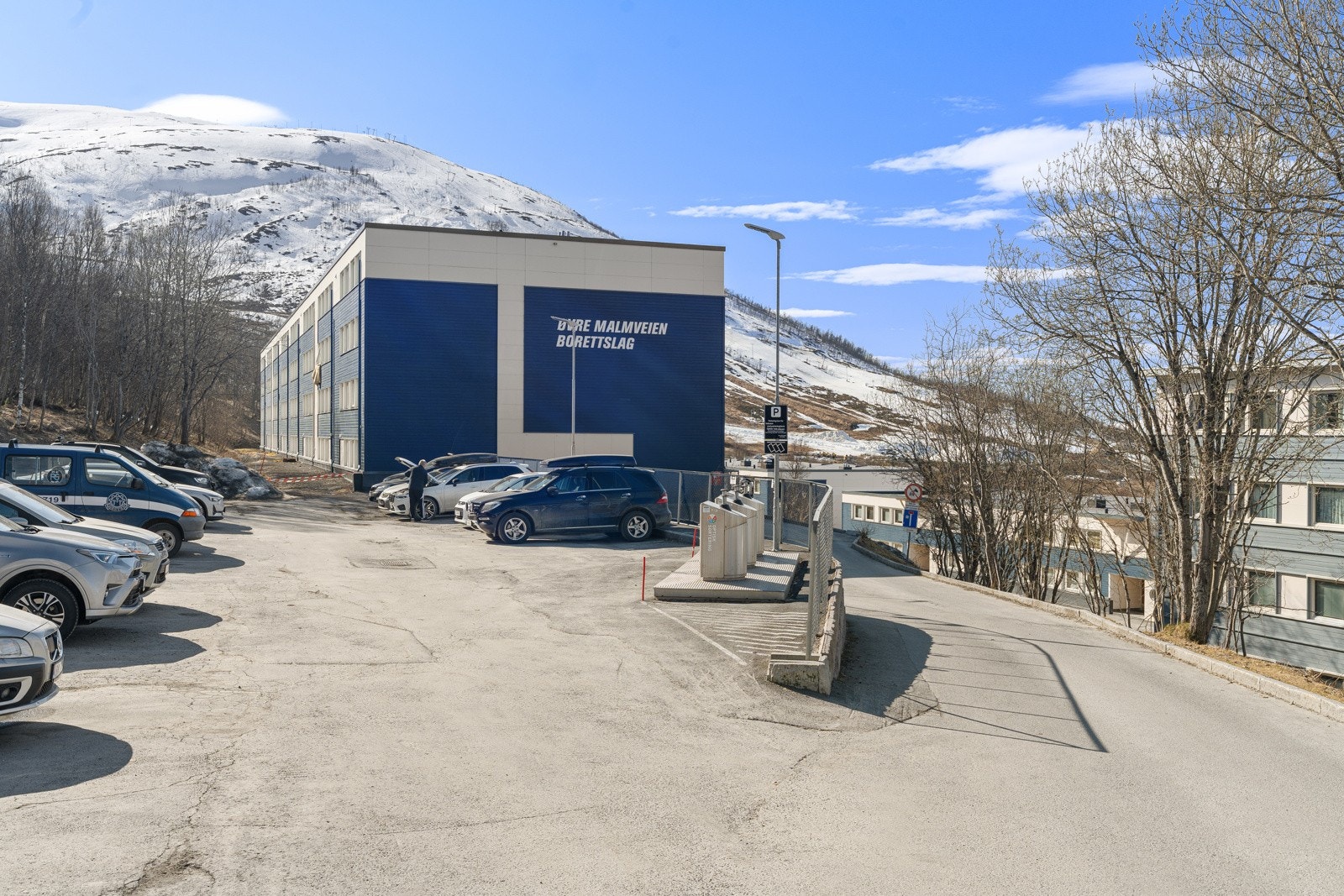 Utendørs gjesteparkering. Busstopp like ved.