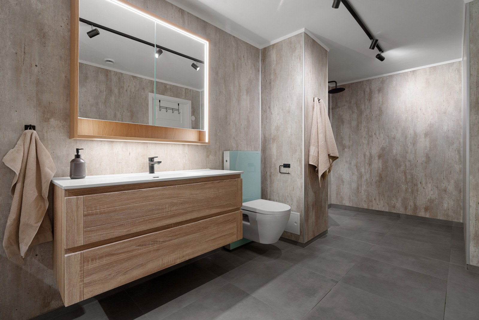 Opprinnelig bad og toalettrom er slått sammen, og det er nå innredet et stort bad med vaskeromsnisje.