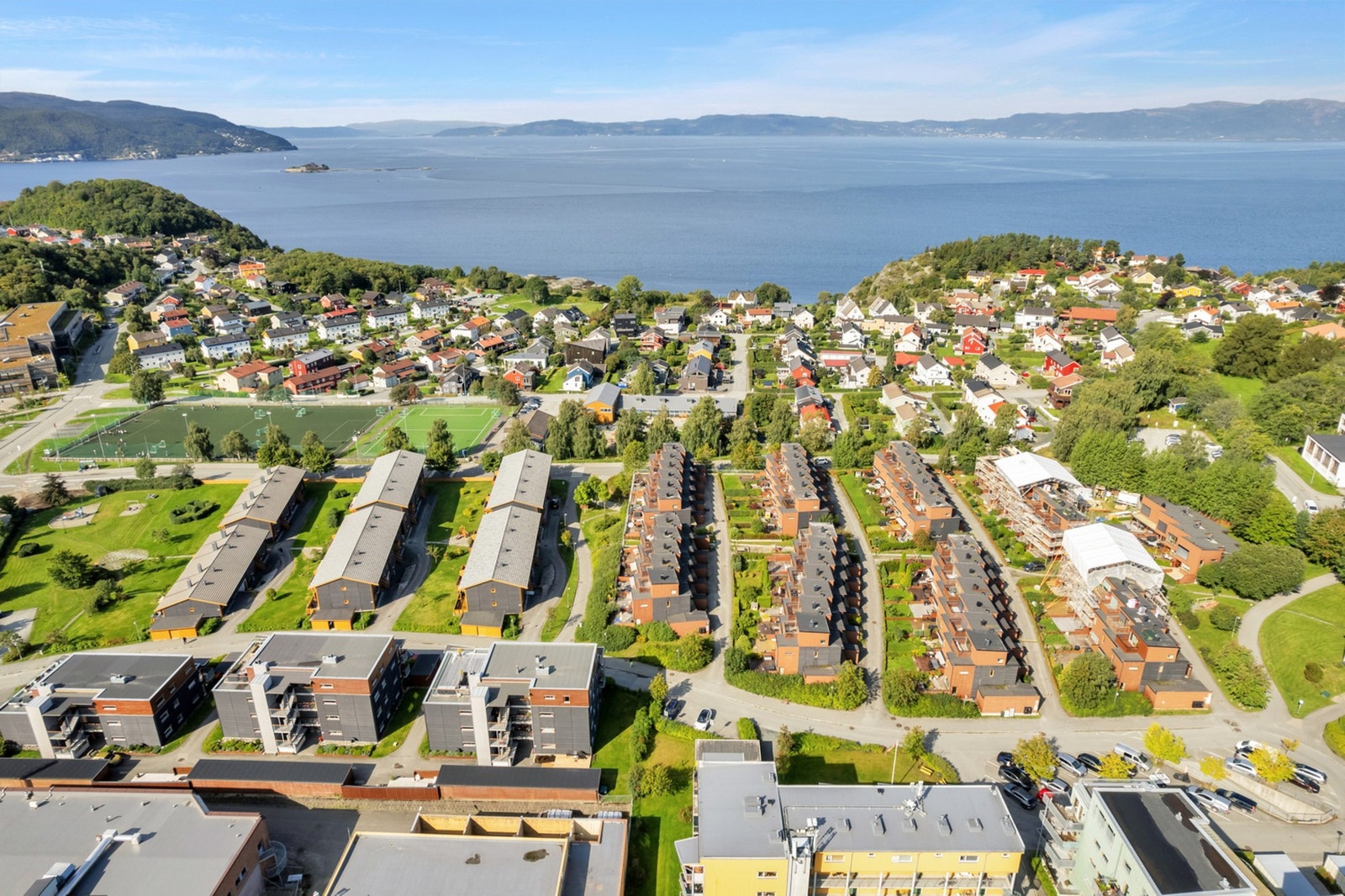 Her bor du skjermet og rolig, samtidig som du har nærhet til det aller meste. Ladestien, Ringve Botaniske hage, Ladetorget, Korsvika finnes innen rimelig gangavstand. Galleribilde