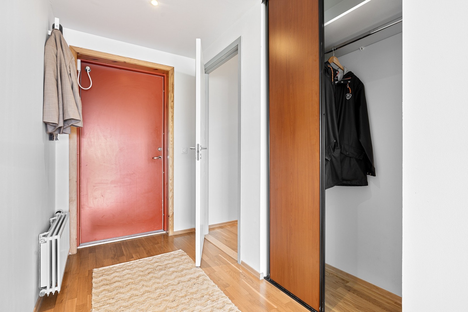 Entreen er på 4,7 kvm, inkludert et 1 meter bredt "innhuk" med skyvedørsgarderobe. Galleribilde