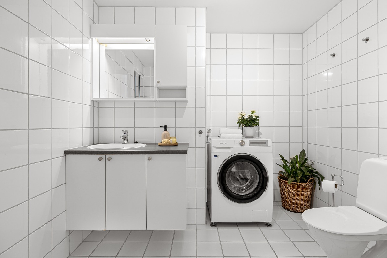 Badet er utstyrt med elektriske varmekabler i gulv og kran/avløp for vaskemaskin. Galleribilde