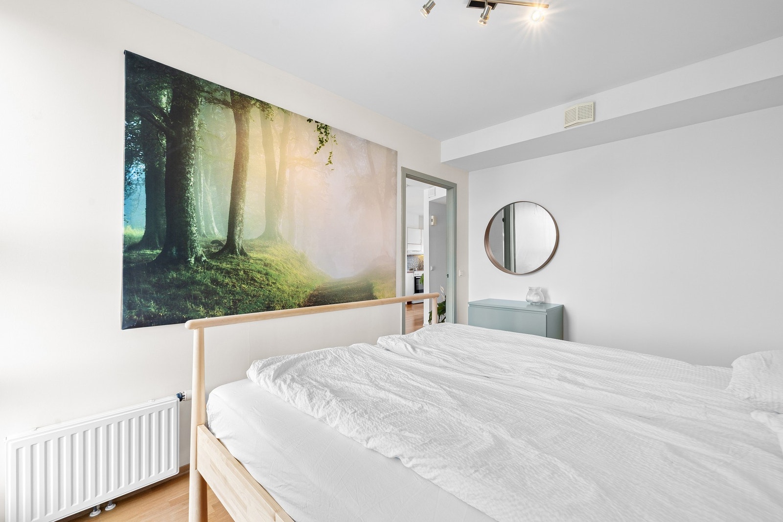 Her er det god plass til seng av god størrelse, garderobeløsning og annet soveromsmøblement. Galleribilde