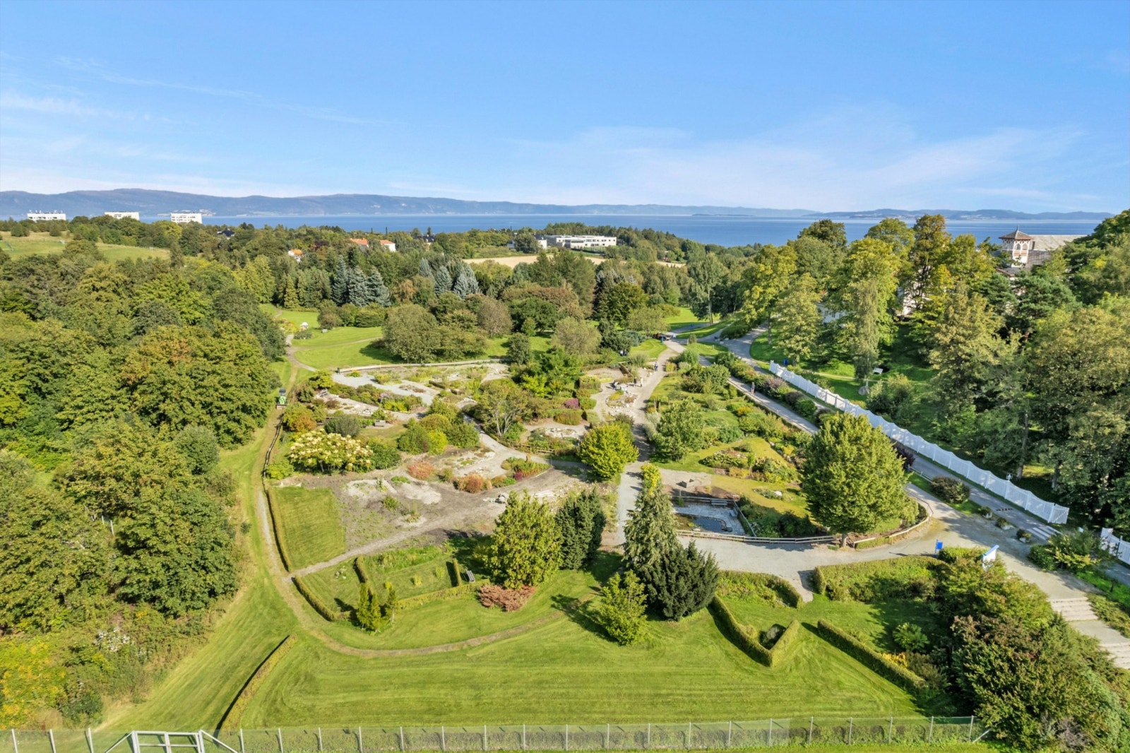 Ringve Museum og botaniske hage er bare en liten spasertur unna. Hagens 130 mål er fritt tilgjengelig hver dag, hele året. Galleribilde