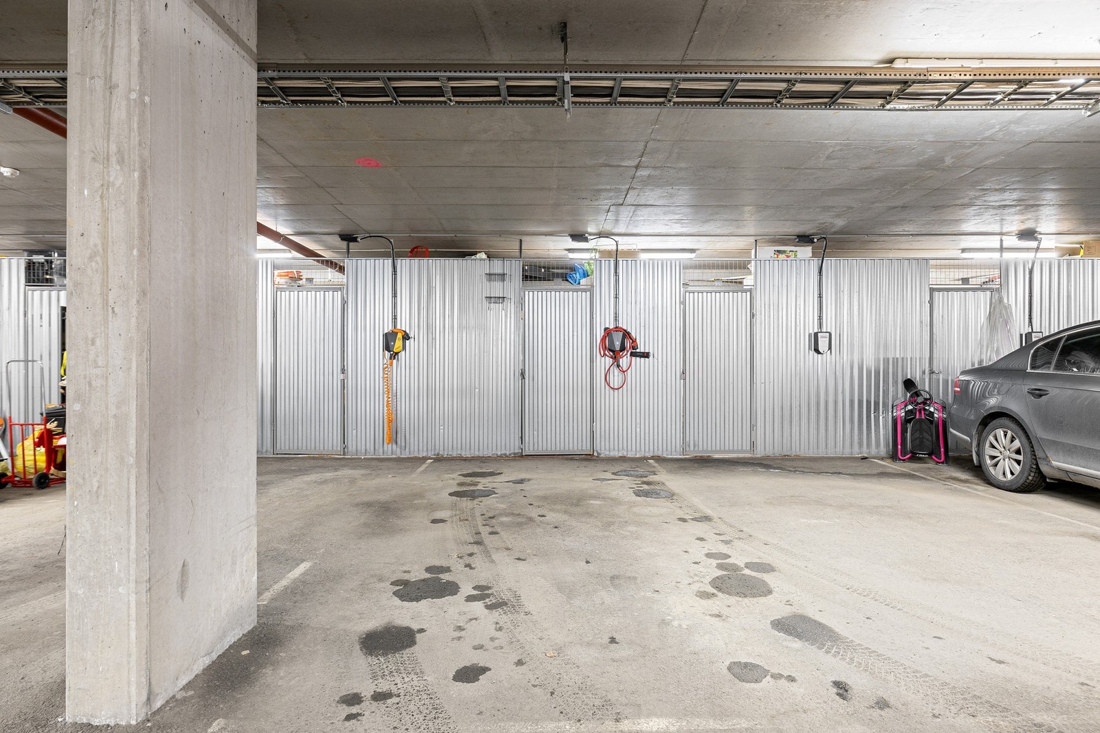 Det medfølger fast parkeringsplass i byggets kjeller. Det er installert elbillader. Galleribilde