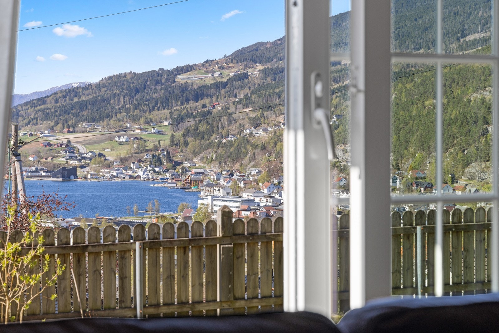 Utsik frå stova Galleribilde