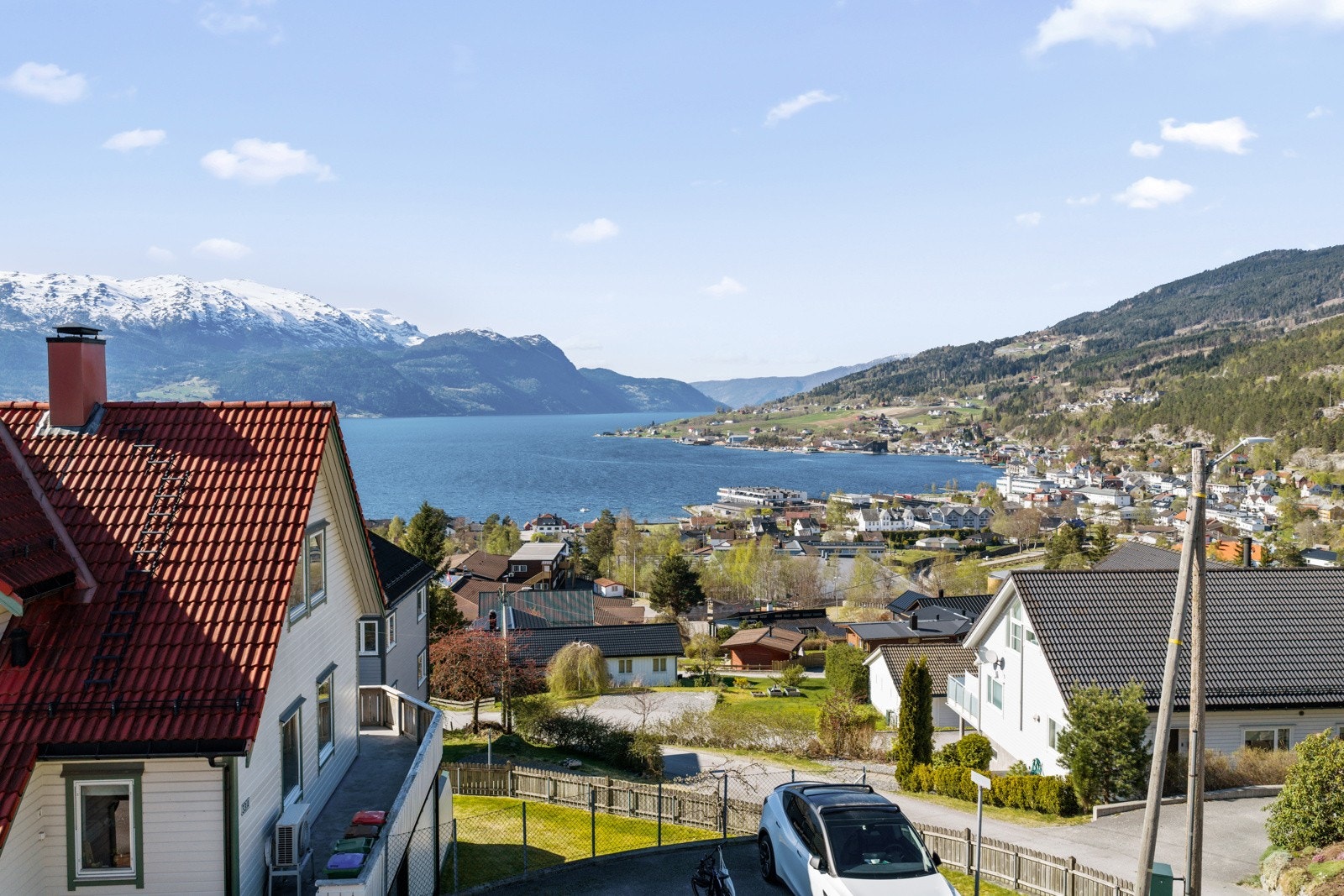 Fasade mot aust og nord. Parkeringsplass på felles uteområde Galleribilde