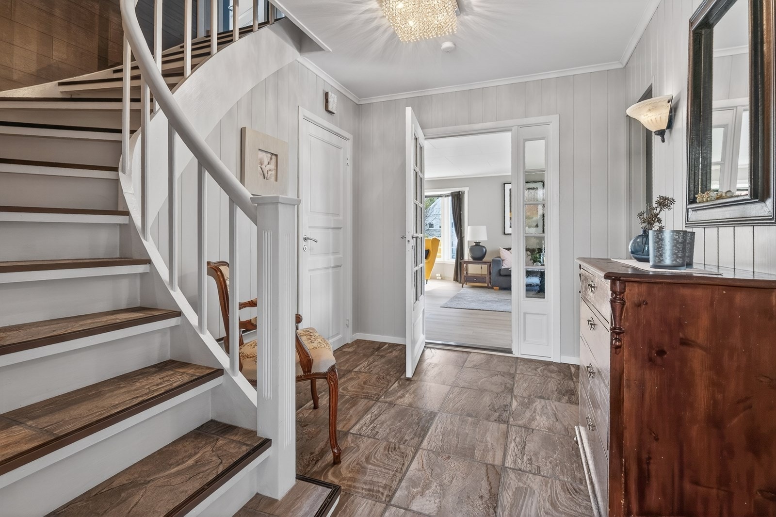 Hall med trapp til loft og dør til kjellertrapp Galleribilde