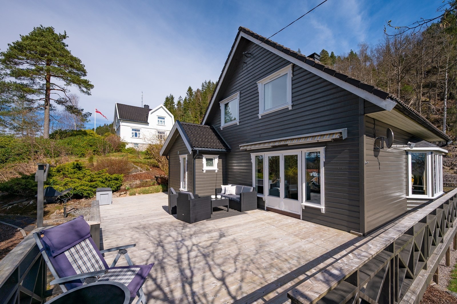 Stor, solrik terrasse omkranser boligen på tre sider Galleribilde