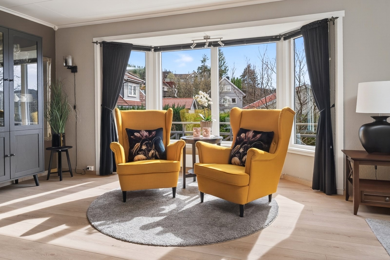 Store vindusflater i karnapp Galleribilde