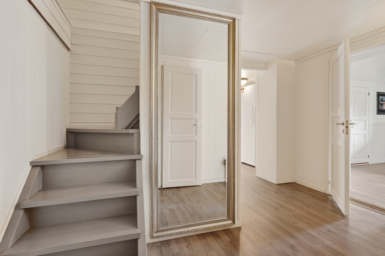 Etasjen er overflatebehandlet og pent oppusset den senere tid Galleribilde