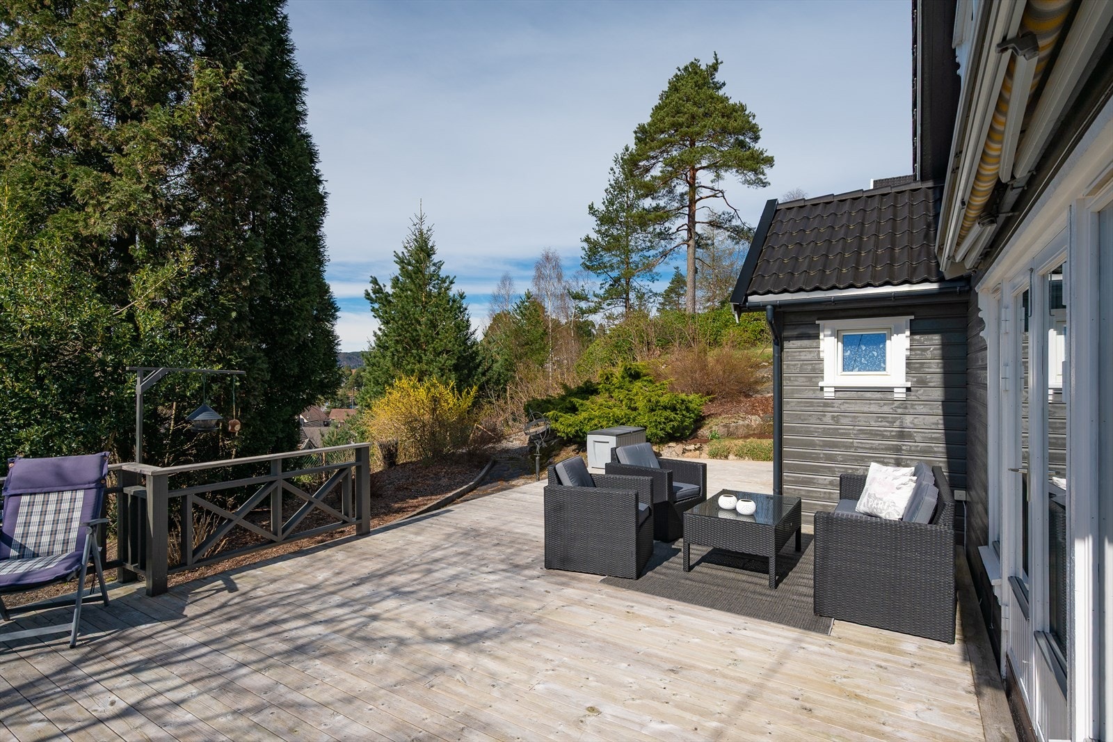 Stor markise over terrassedører Galleribilde