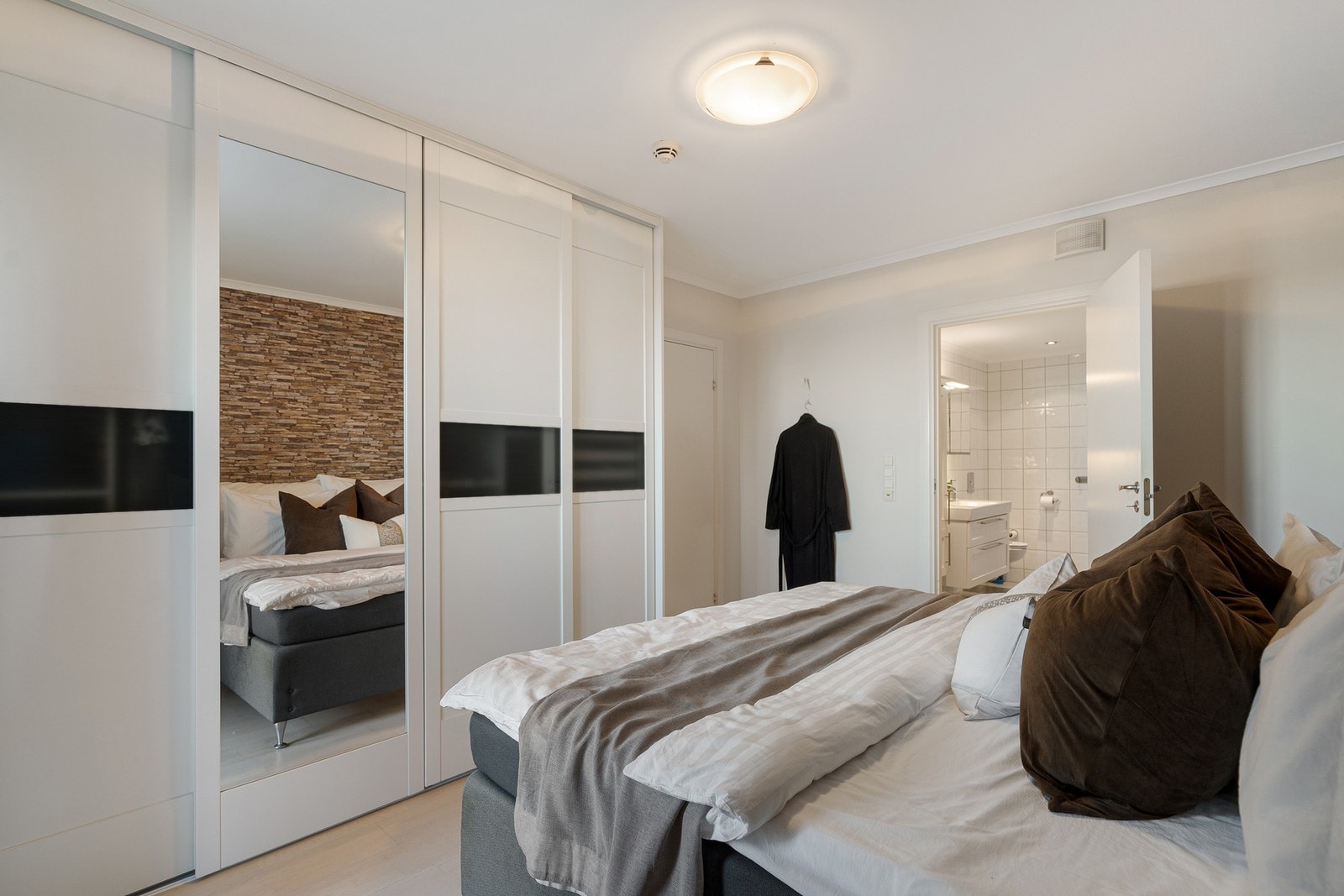 Stor skyvedørs garderobe på master bed-room Galleribilde