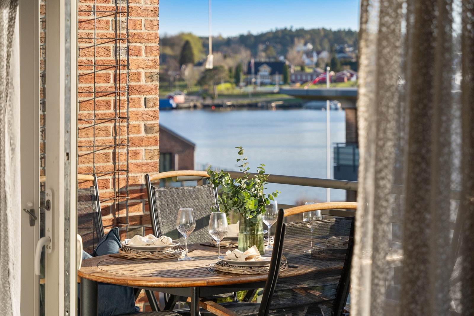 På vest balkongen kan man nyte fri og fin utsikt til sjøen Galleribilde