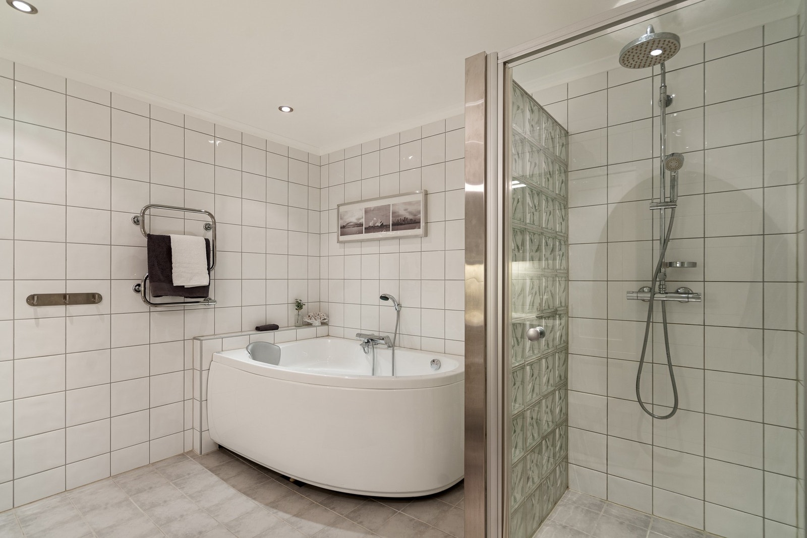 Eget, privat bad i forbindelse med master bed-room Galleribilde
