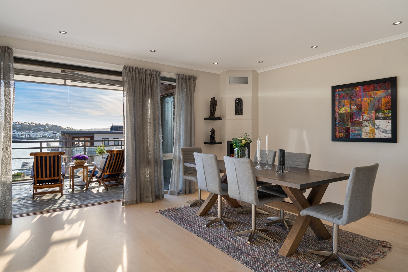 Store spiseplass - her kan man dekke langbord til hyggelige lag for familie og venner Galleribilde