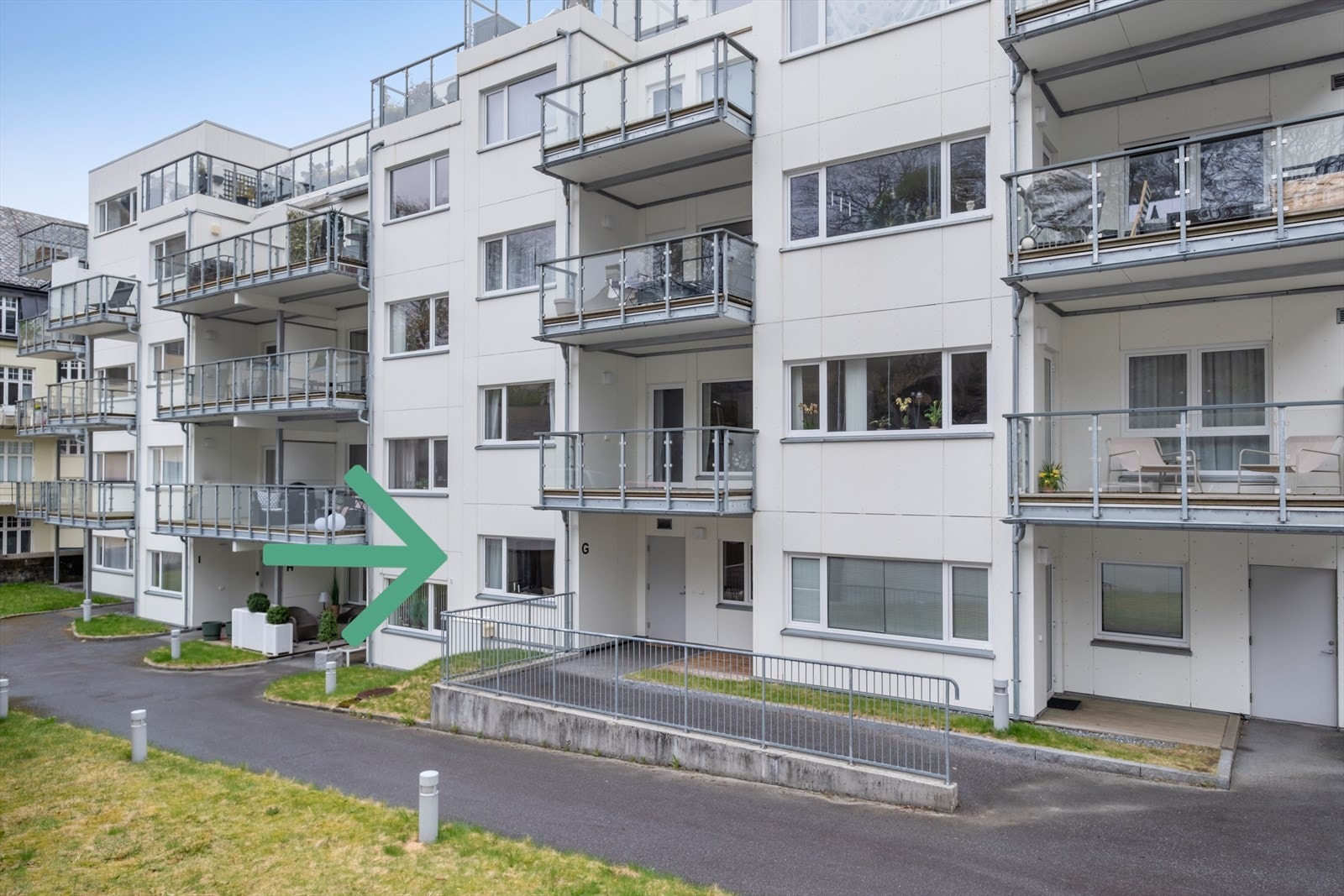 Leiligheten har egen inngang og egen terrasse like utenfor døra. Galleribilde