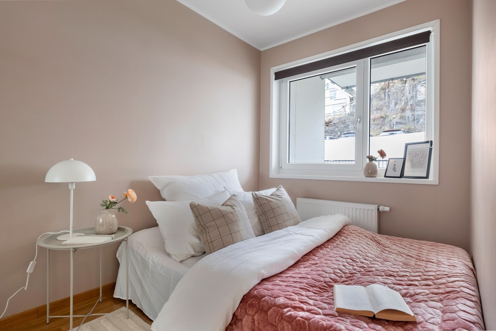 Soverom med radiator, luftemulighet ved vindu og skyvedørsgarderobe. Galleribilde