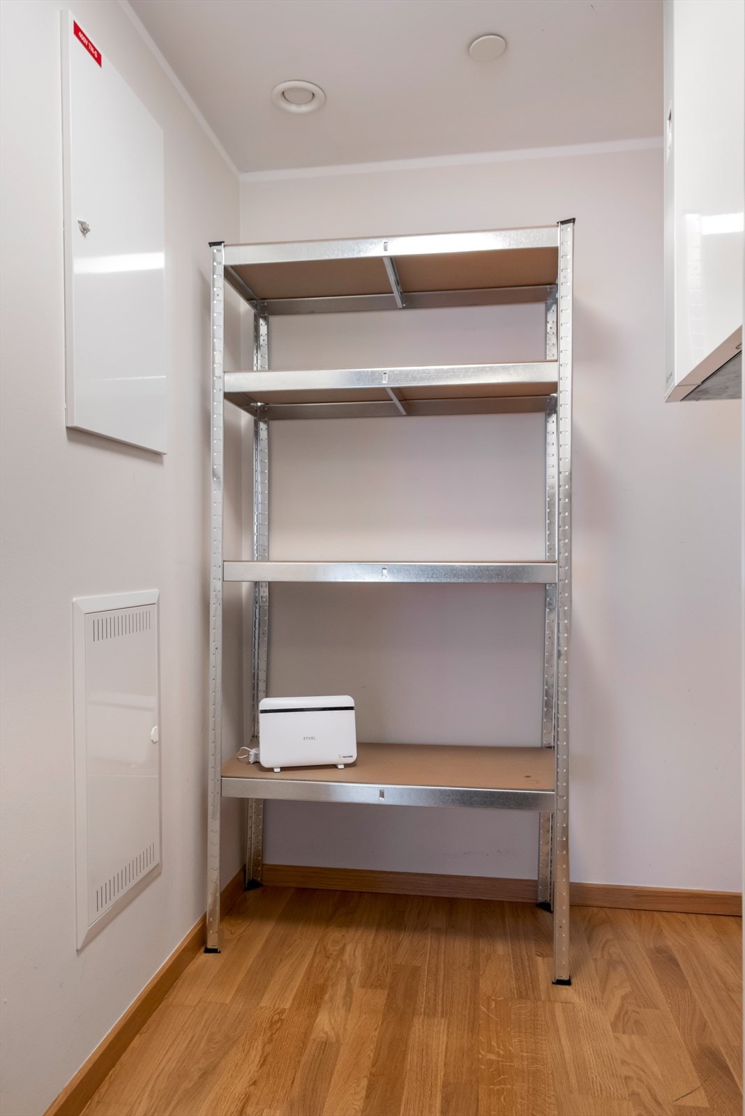 Bod / teknisk rom med hyllesystem Galleribilde