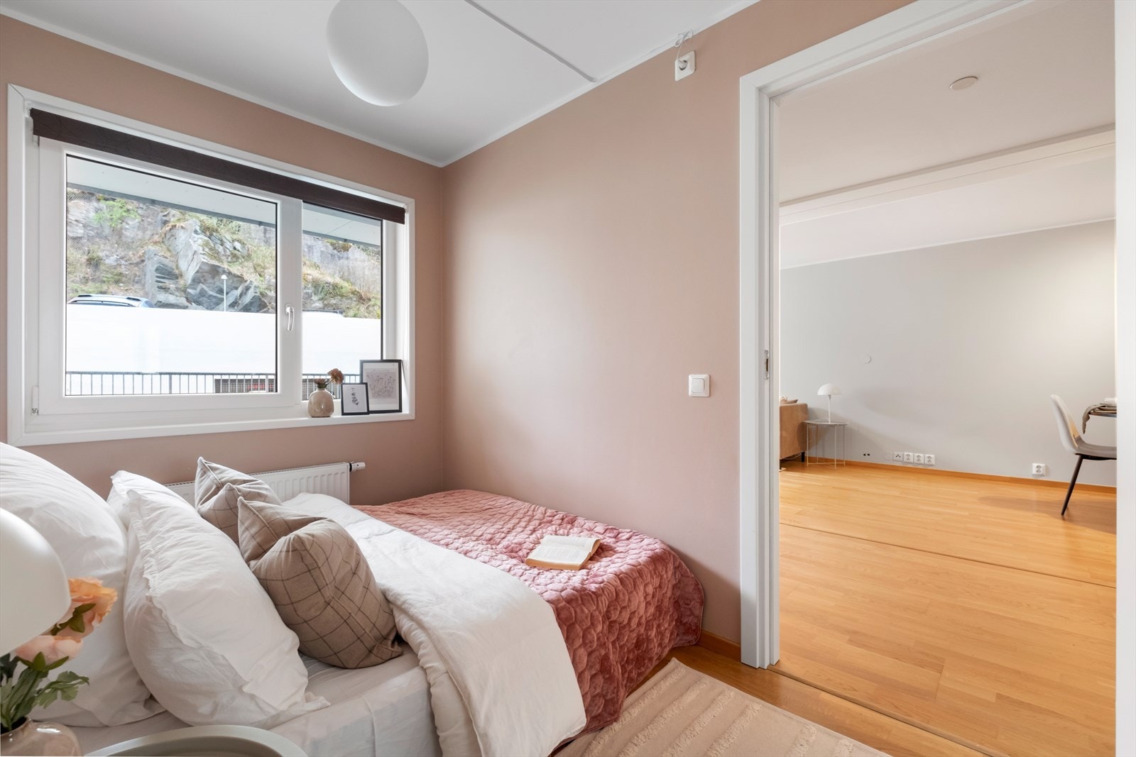 Soverom med radiator, luftemulighet ved vindu og skyvedørsgarderobe. Galleribilde