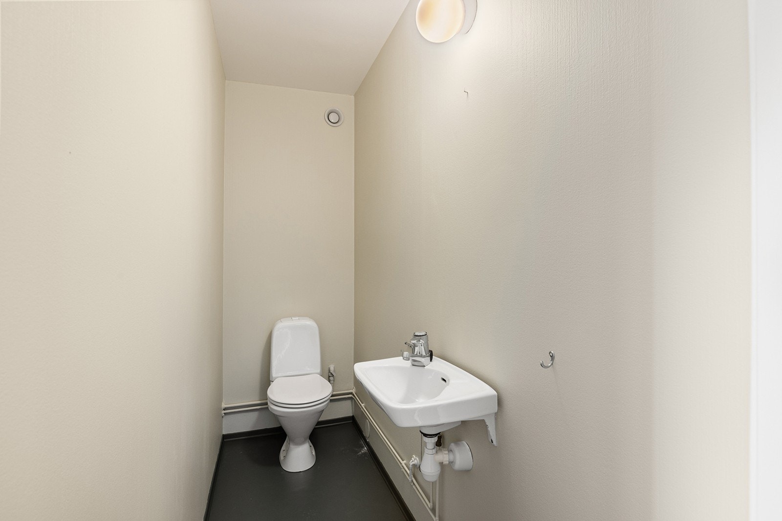 Eget, separat toaletterom med servant, speil og lys. Praktisk for både beboere og gjester. Galleribilde