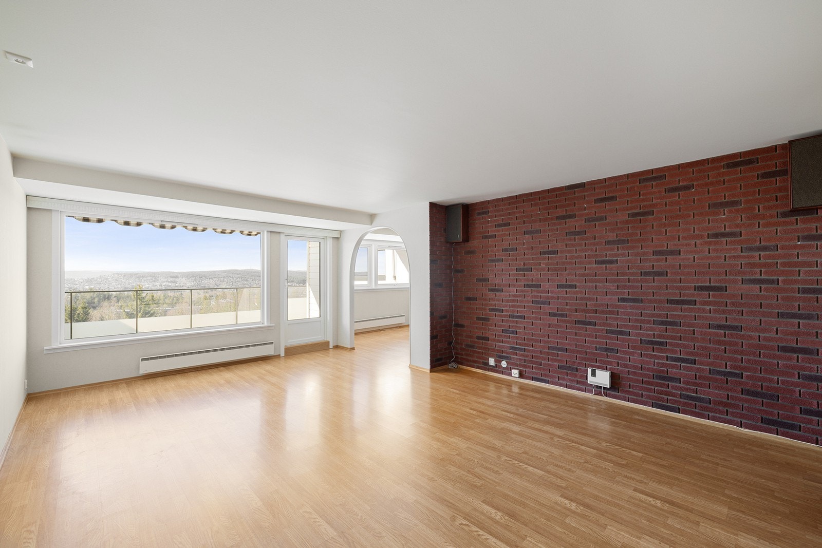 Stor og innbydende stue med store vindusflater som gir rikelig med dagslys. Galleribilde