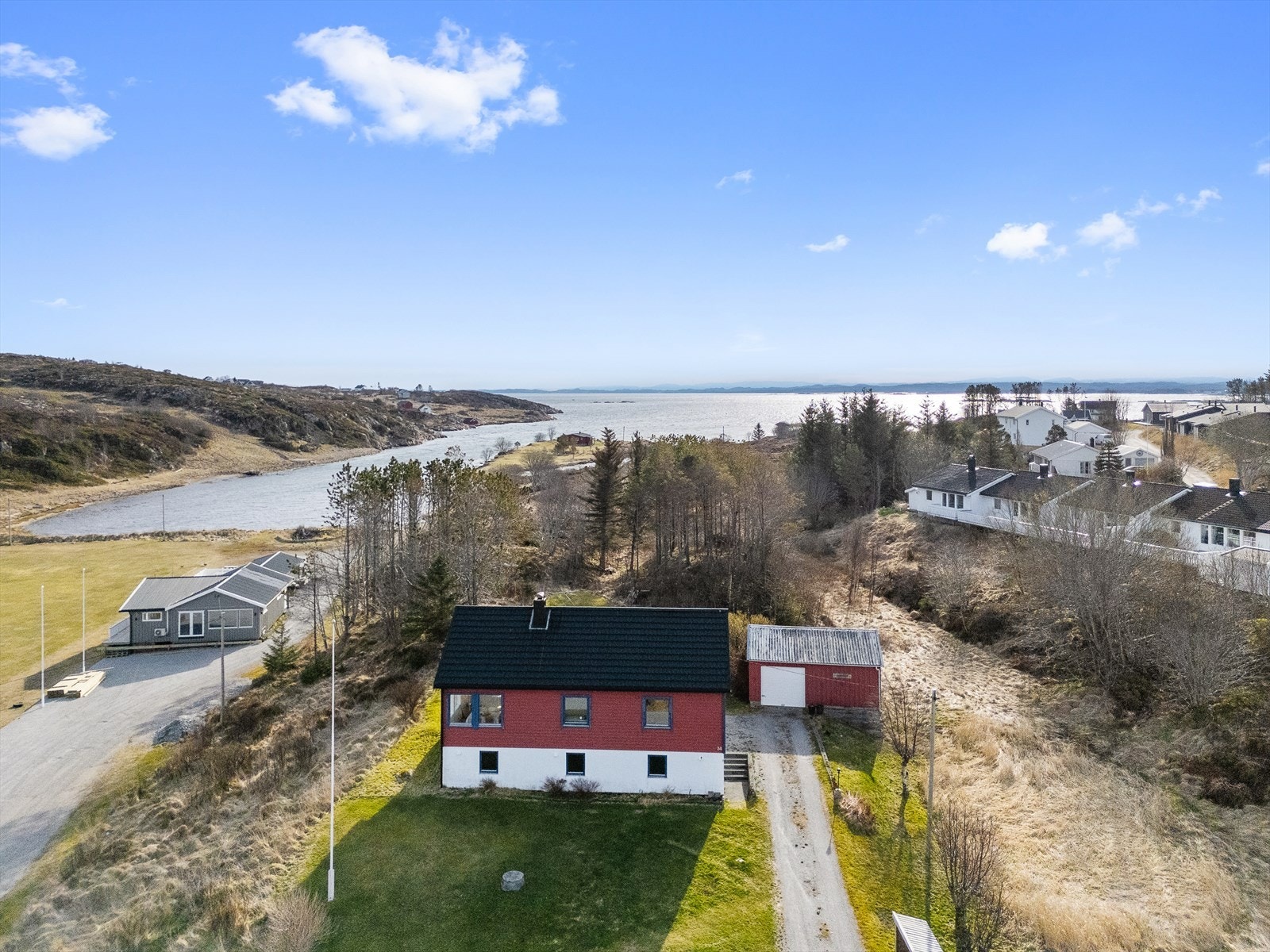 Emera eiendomsmegling ved Eskil Wahl ønsker velkommen til Flatøyveien 34! Fotograf: Haukadal / Interiørfoto. Galleribilde