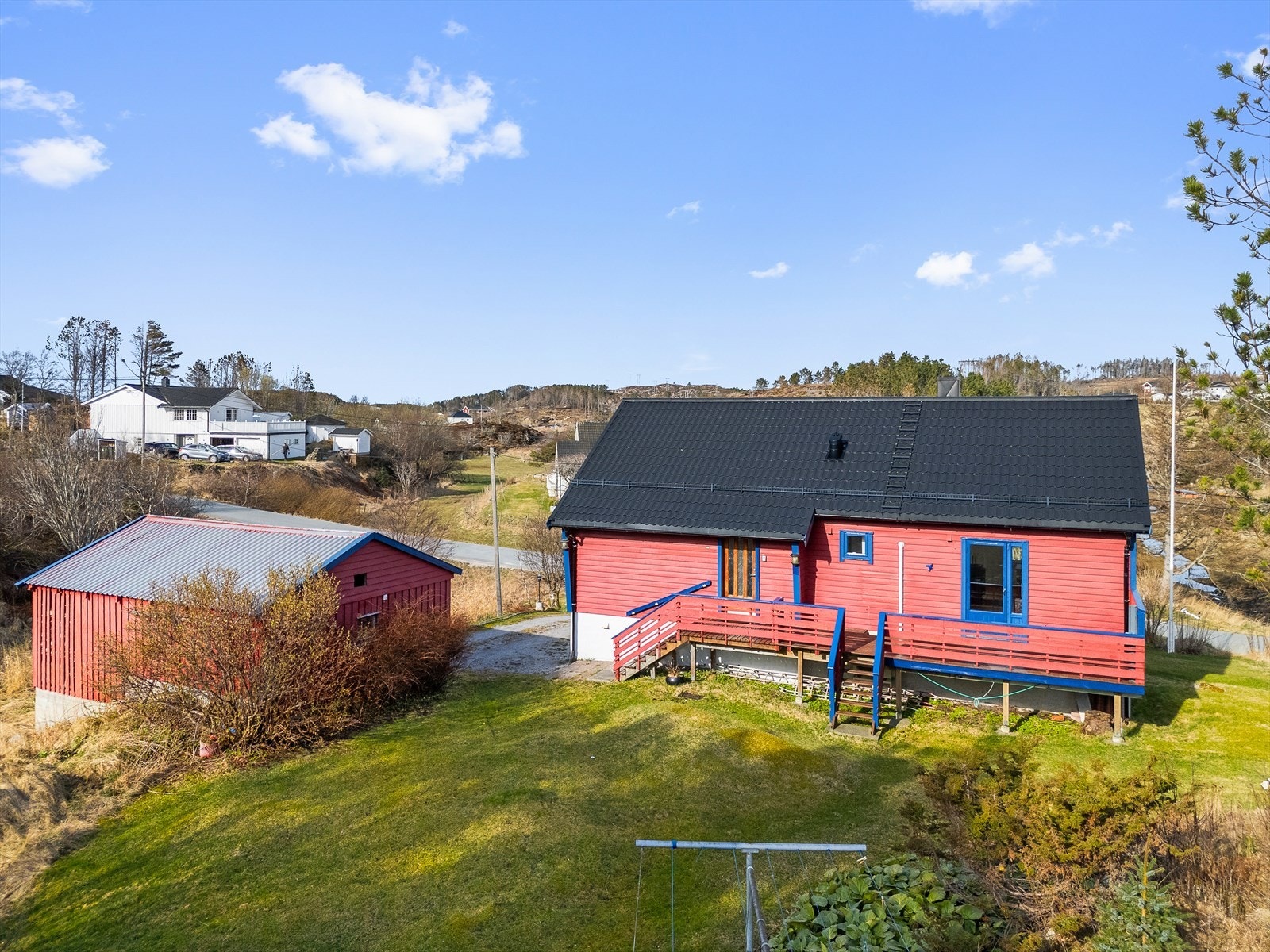 Velkommen til en innholdsrik familiebolig i landlige og fredelige omgivelser i Hamarvik, hvor sjøen ligger bare få minutter unna. Galleribilde
