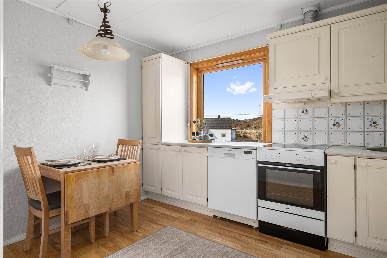 Det er plass til en mindre spisegruppe på kjøkkenet. Galleribilde