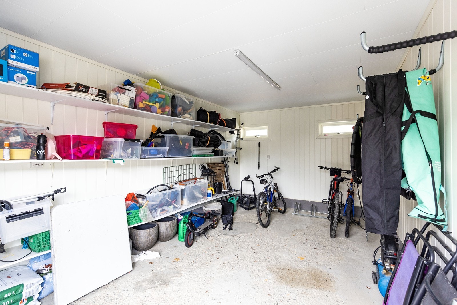 Innvendig har garasjen et isolert bodrom og innlagt strøm, noe som gir gode lagrings- og hobbymuligheter. Galleribilde