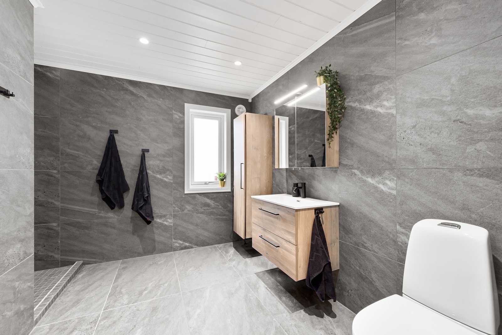 Badet i første etasje ble modernisert i 2019. Det har flislagte overflater, elektriske varmekabler i gulvet og dusjhjørne. Galleribilde