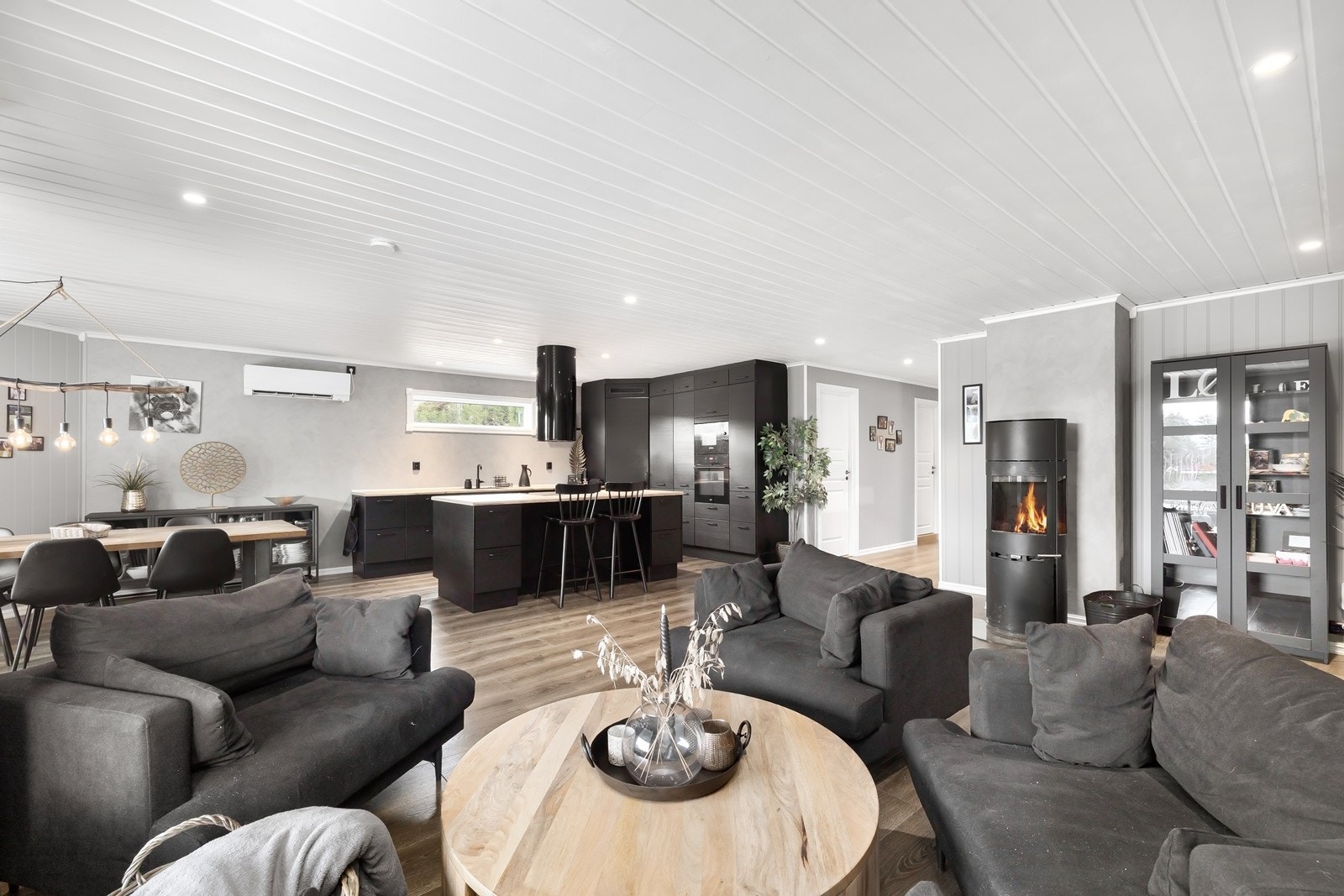 Første etasje har en åpen løsning mellom stue og kjøkken, modernisert i 2019. Dette skaper en sosial og luftig sone. Galleribilde