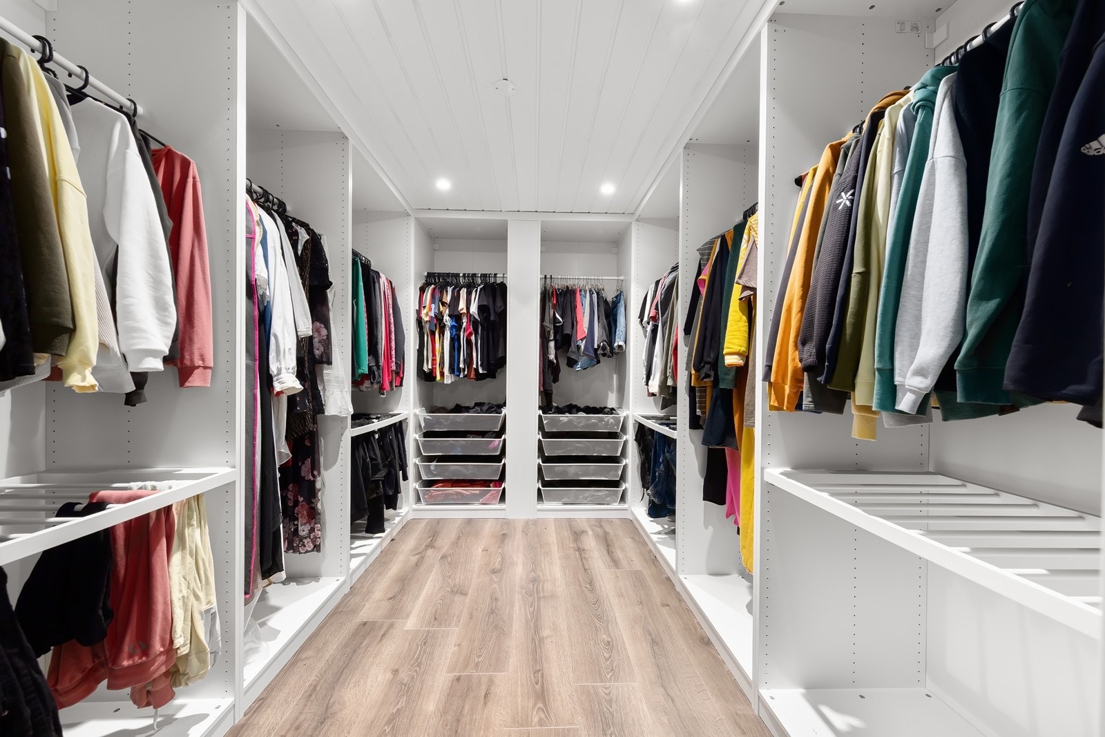 Walk-in closet med god plass til klær og oppbevaring. Galleribilde