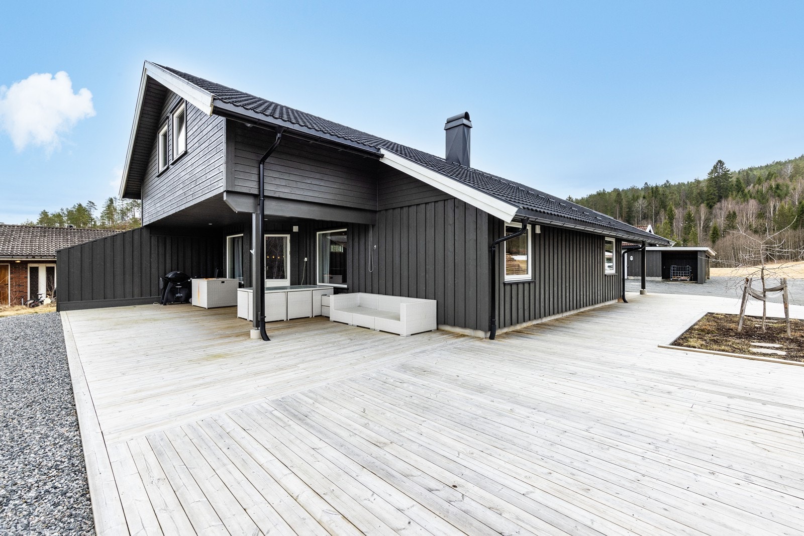 Velkommen til Mjovannsveien 40! En innholdsrik og vesentlig oppgradert enebolig med en svært romslig terrasse på 133 m² fra 2022. Galleribilde