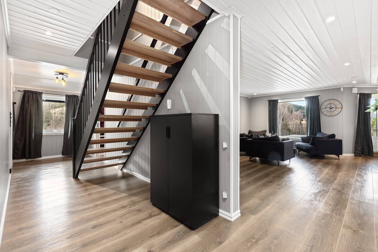 Hallen åpner opp mot stuen og har en malt tretrapp til andre etasje. Gulvflatene har gjennomgående laminat, lagt i 2019/2020. Galleribilde