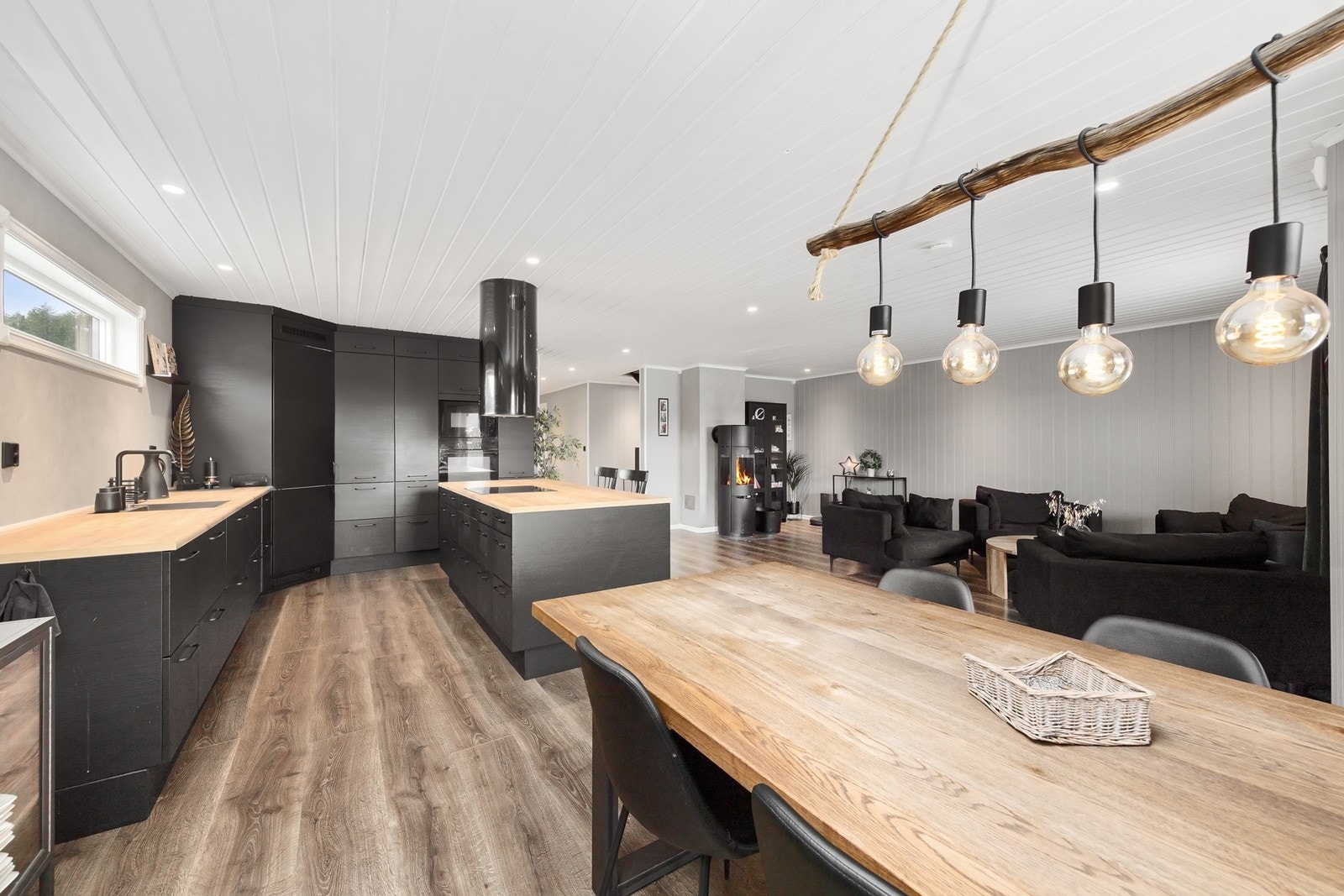 Spisestuen er plassert i åpen forbindelse med både kjøkkenet og stuen, med god plass til et stort spisebord. Galleribilde
