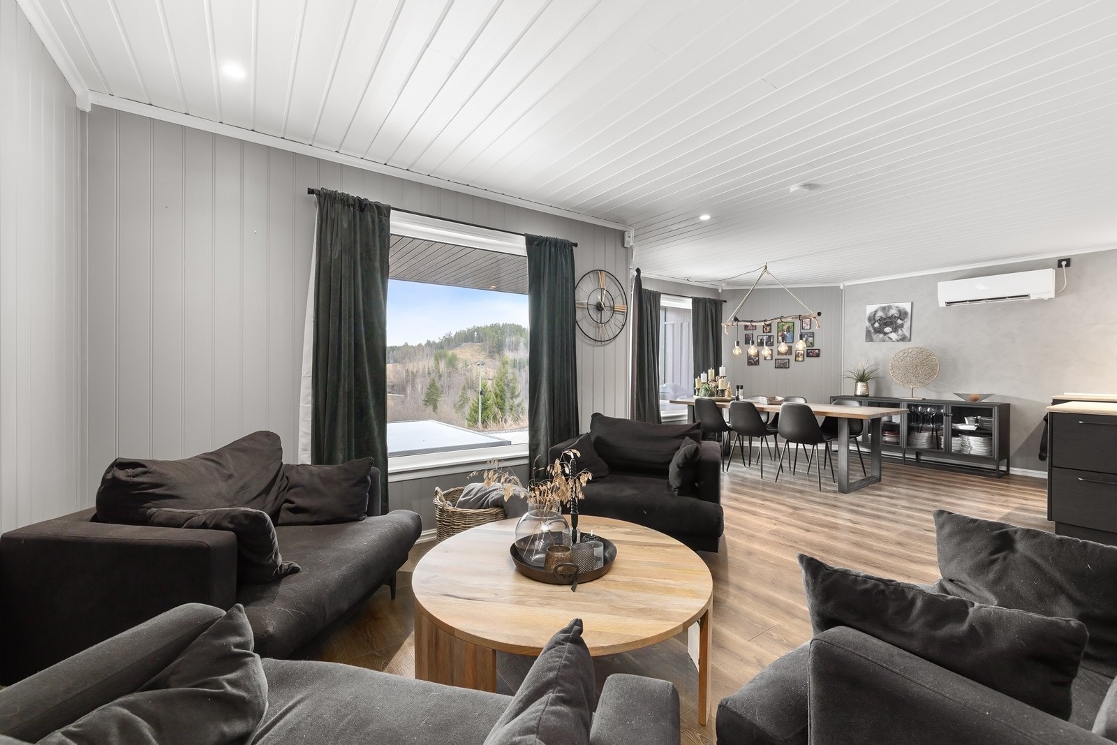 Store vindusflater slipper inn rikelig med lys. Overflatene i rommet er hovedsakelig fra 2019. Galleribilde