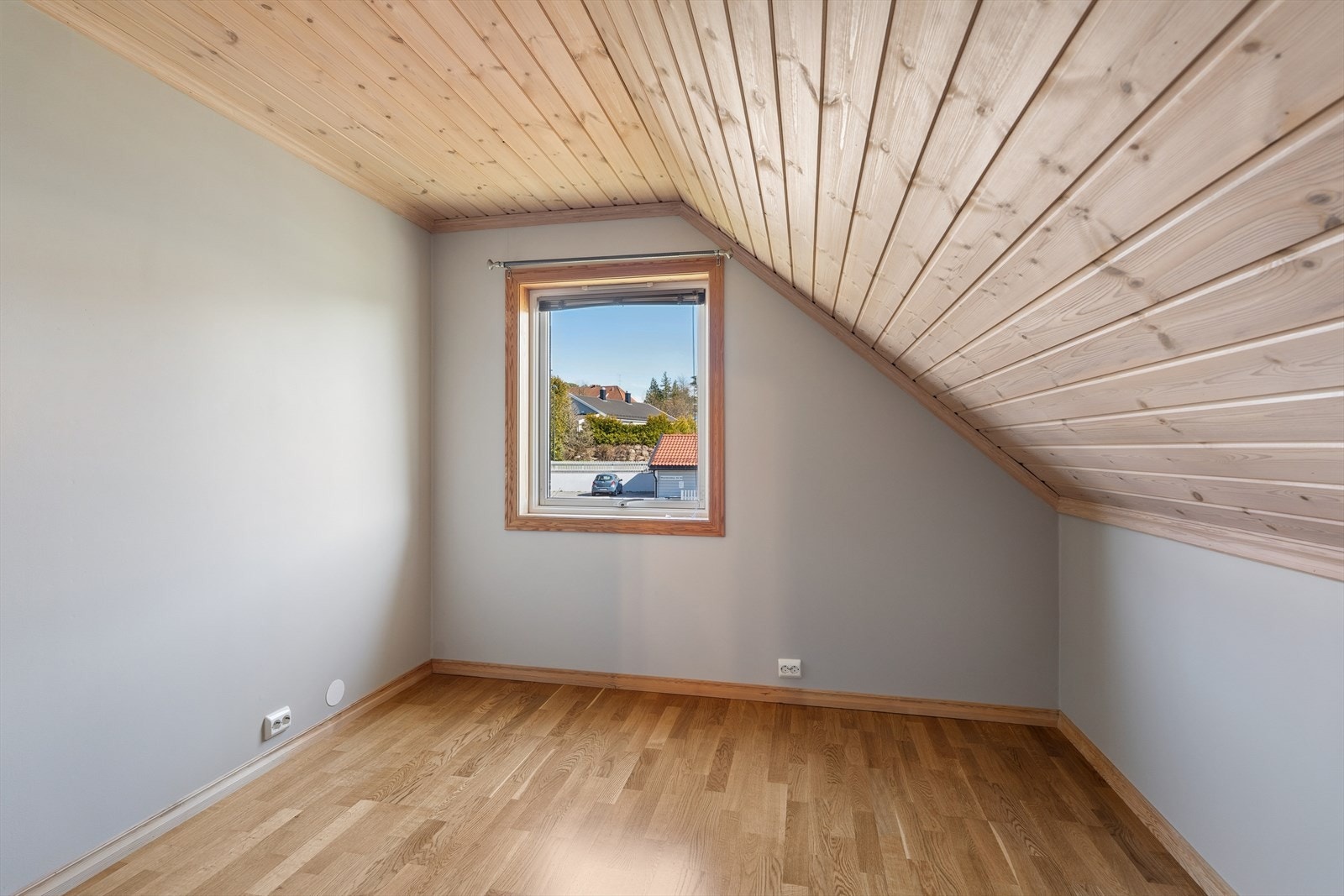 Loftsetasjen rommer tre soverom av god størrelse, alle med parkettgulv og panel i himlingen som gir en lun atmosfære. Galleribilde