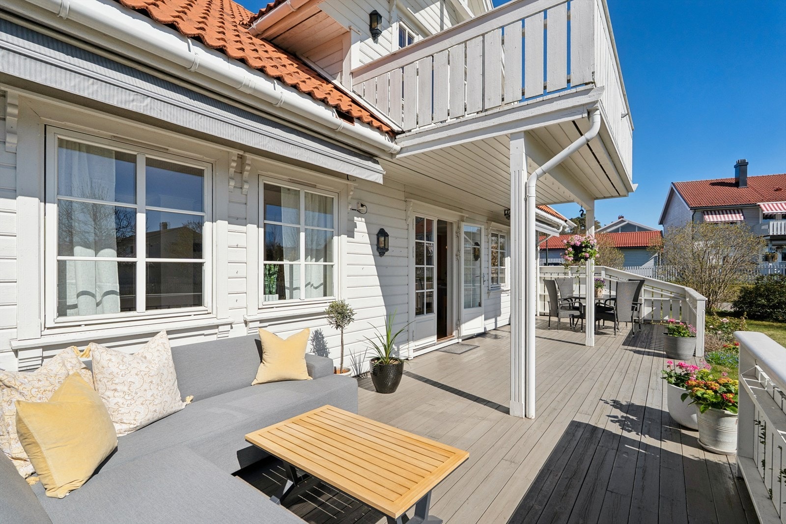 Den store terrassen er en naturlig forlengelse av stuen, med rikelig plass for både spise- og loungegruppe. Galleribilde