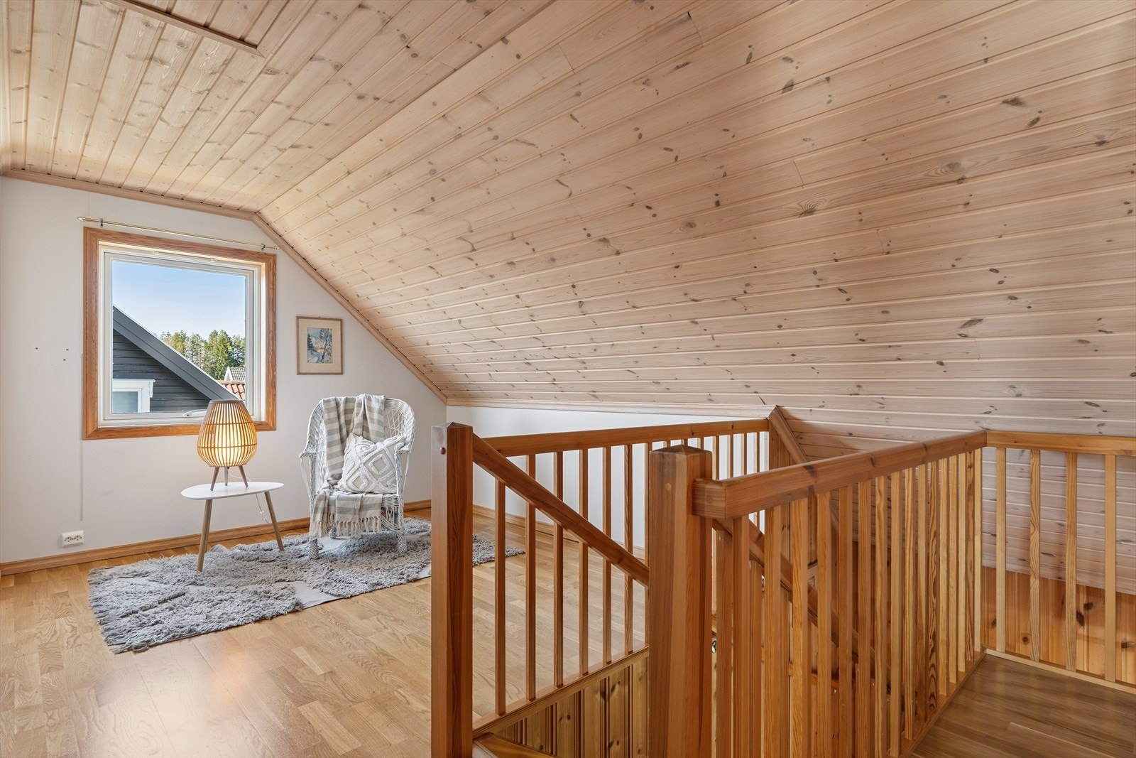 Fra toppen av trappen åpner loftsetasjen seg med gang, loftstue og tilkomst til soverommene. Galleribilde