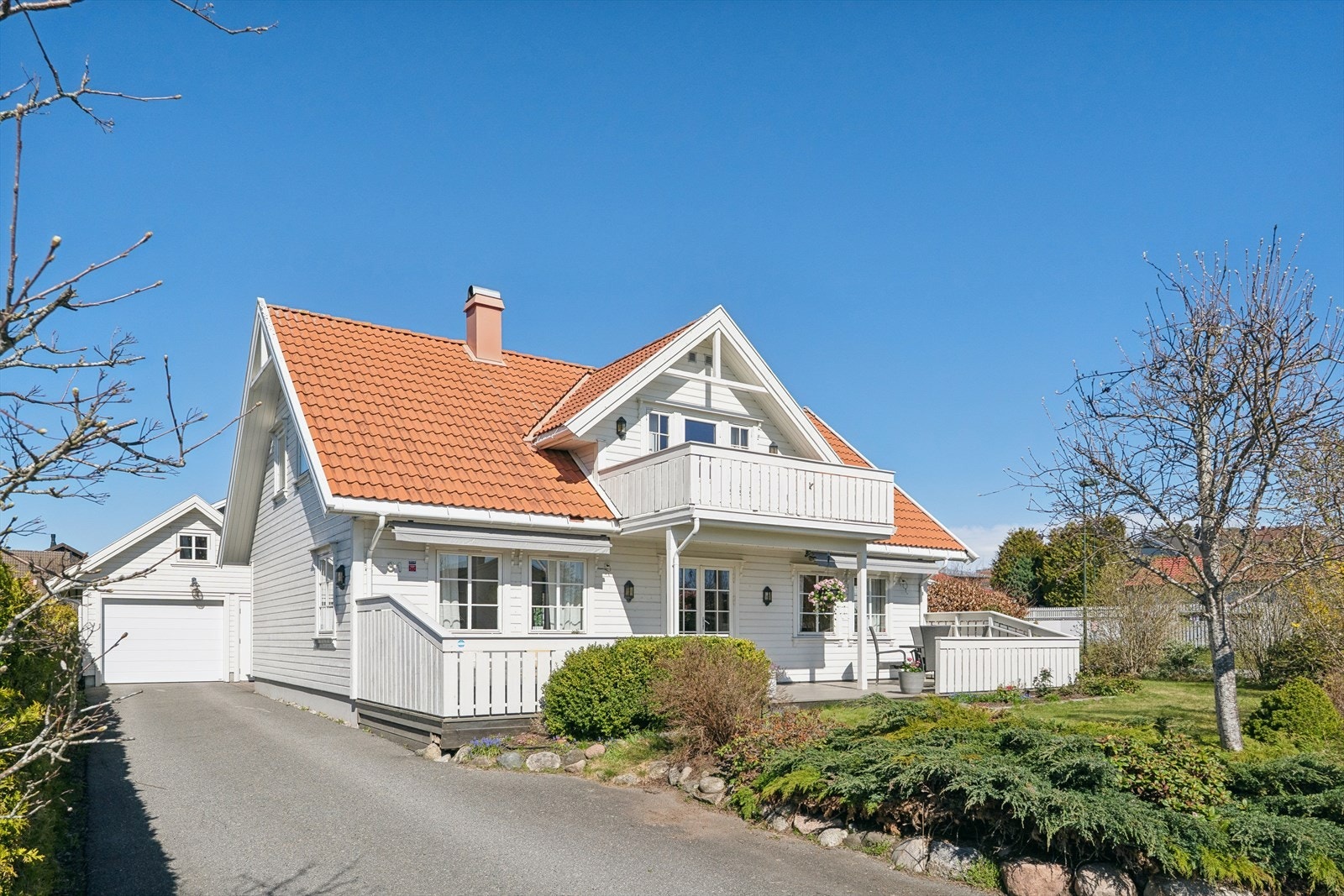 Velkommen til Husebyløkka 31! En pen og innholdsrik enebolig fra 2006, beliggende i et etablert og barnevennlig boligområde. Galleribilde