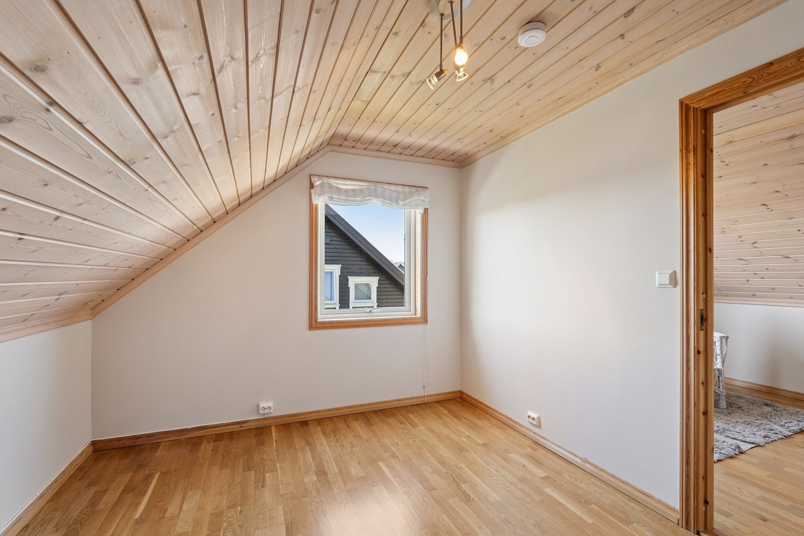 Et av de tre soverommene i andre etasje, ideelt som barnerom, gjesterom eller kontor. Galleribilde