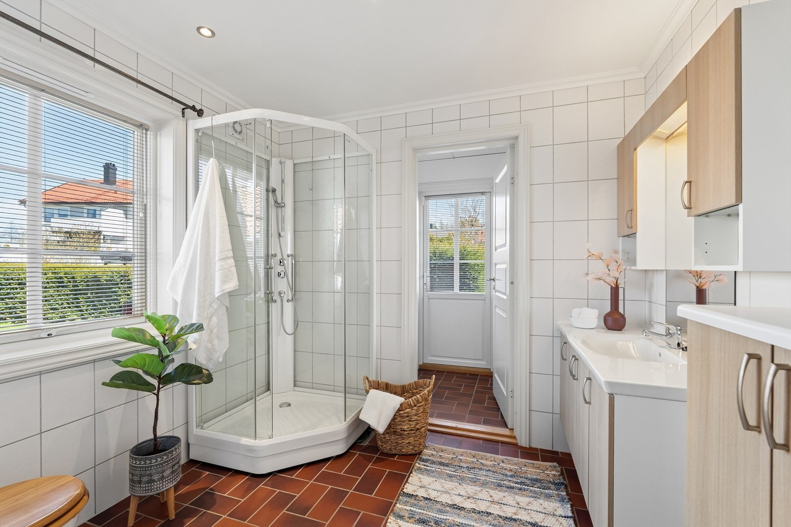 Badet i første etasje har flislagte overflater, gulvvarme og dusjkabinett. Fra badet er det tilkomst til et separat vaskerom. Galleribilde