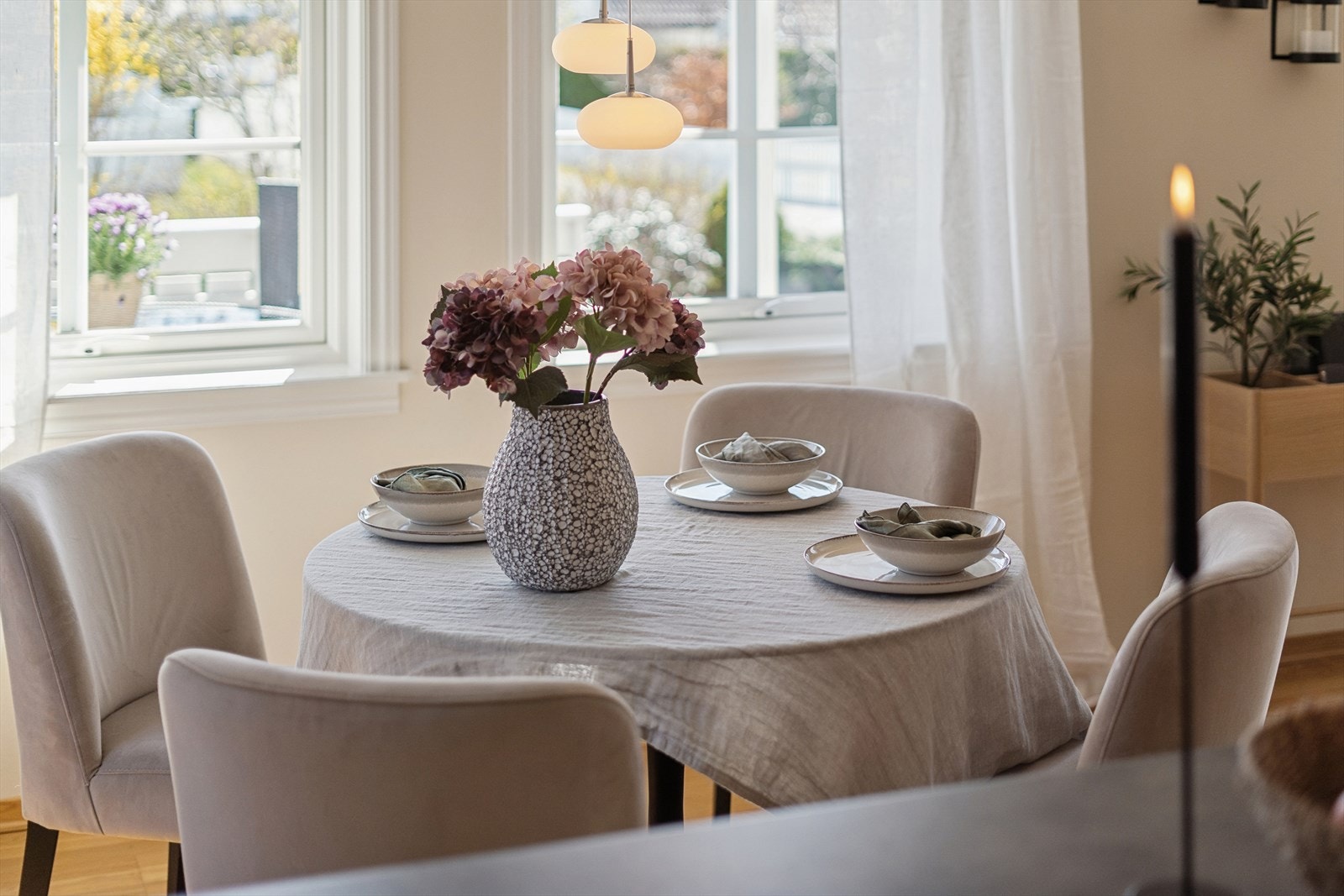 Ved vinduet er det en naturlig plass for spisebordet, perfekt for både hverdagsmåltider og sosiale sammenkomster. Galleribilde