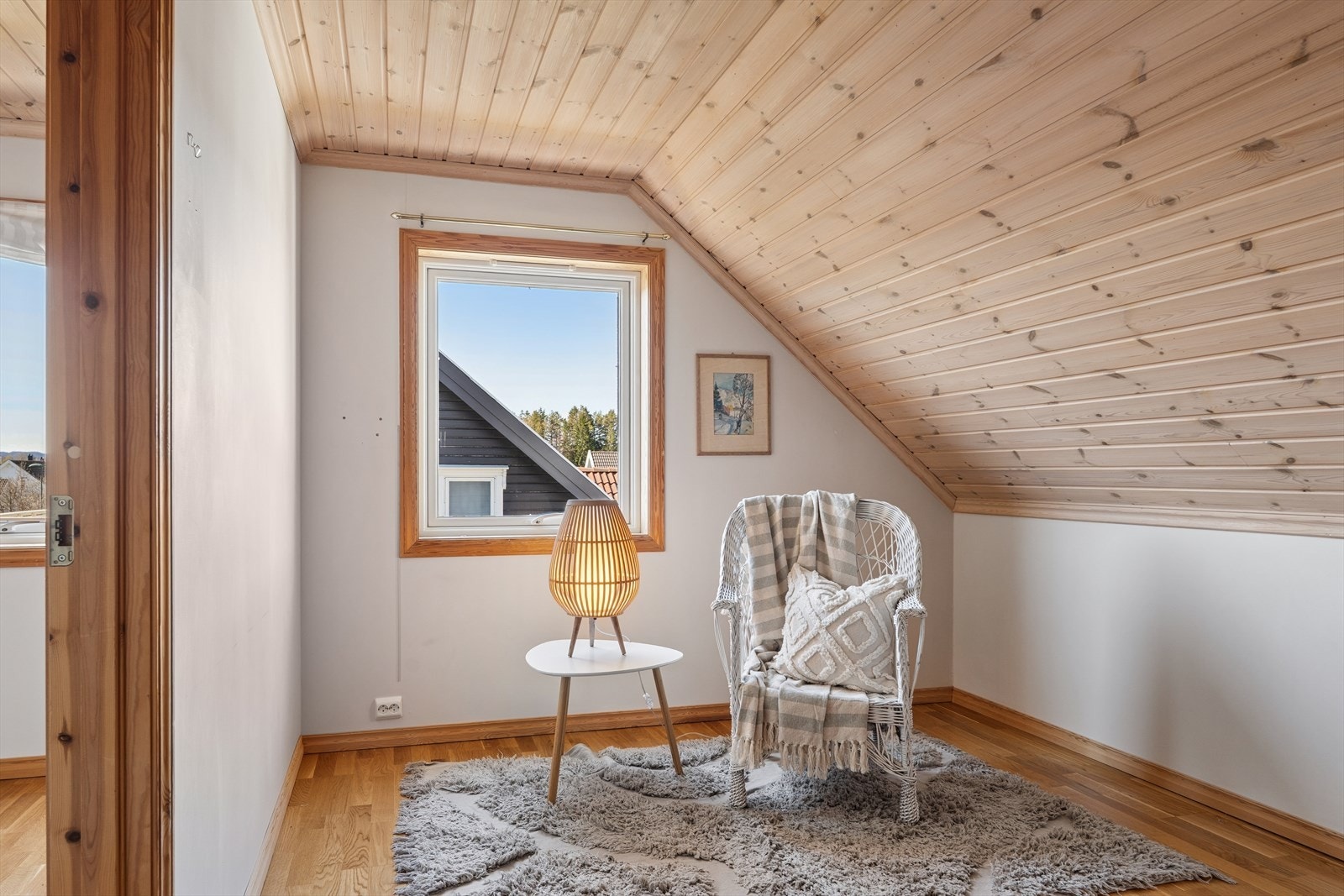 Loftstuen gir ekstra spillerom for familien - en perfekt TV-stue, lekeareal eller en rolig lesekrok. Galleribilde